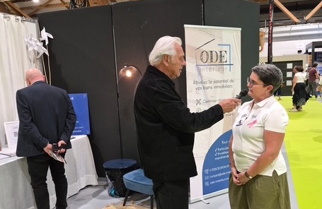 Céline Cléau, architecte d'intérieur et maître d'œuvre à Miribel, interviewée par Stéphane Thébaut au Salon Habitat de Bourg-en-Bresse